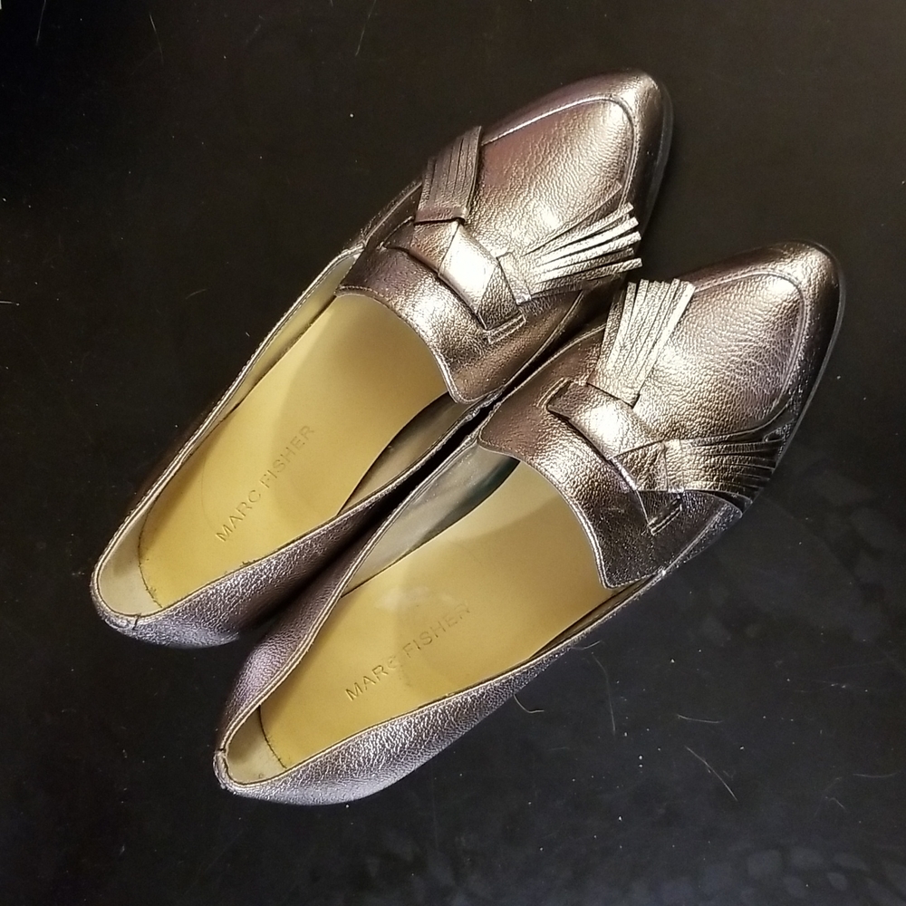 Marc Fisher stacked Heel  Metalic Silver Loafers Sz 8.5